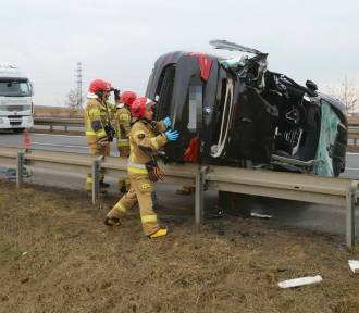 Groźny wypadek na drodze S8 pod Wrocławiem: Kierowca BMW uwięziony w pojeździe