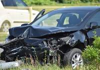 Poważny wypadek na ul. Pileckiego. Kierowca uderzył w latarnię. Jego stan był ciężki