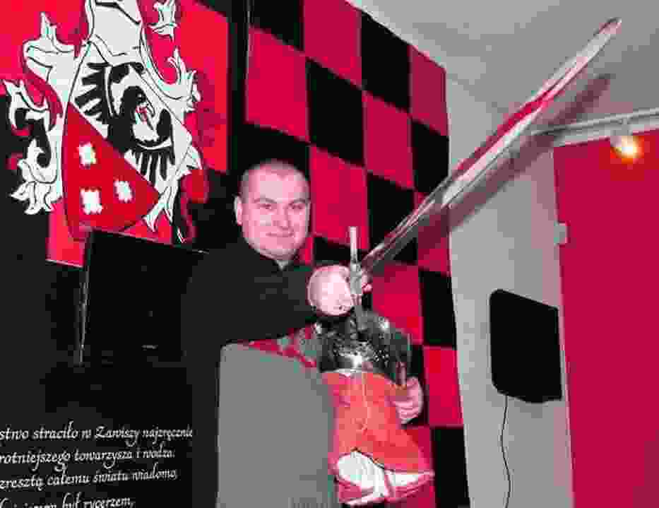 Radosław Zdaniewicz, kurator wystawy, w służbowym rynsztunku