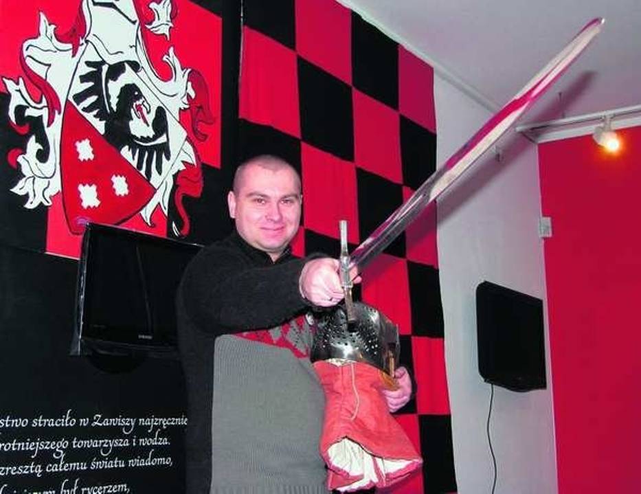 Radosław Zdaniewicz, kurator wystawy, w służbowym rynsztunku