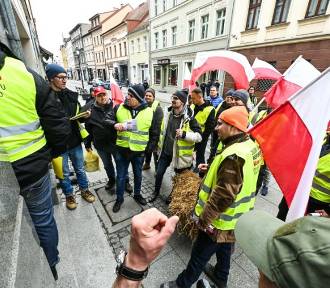Nowa metoda protestów rolniczych w Kujawsko-Pomorskiem: Obornik i słoma w biurach