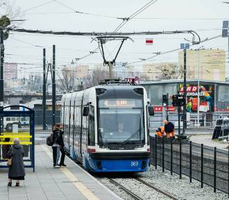W autobusach i tramwajach w Bydgoszczy jest tłok. Pasażerowie chcieliby więcej kursów