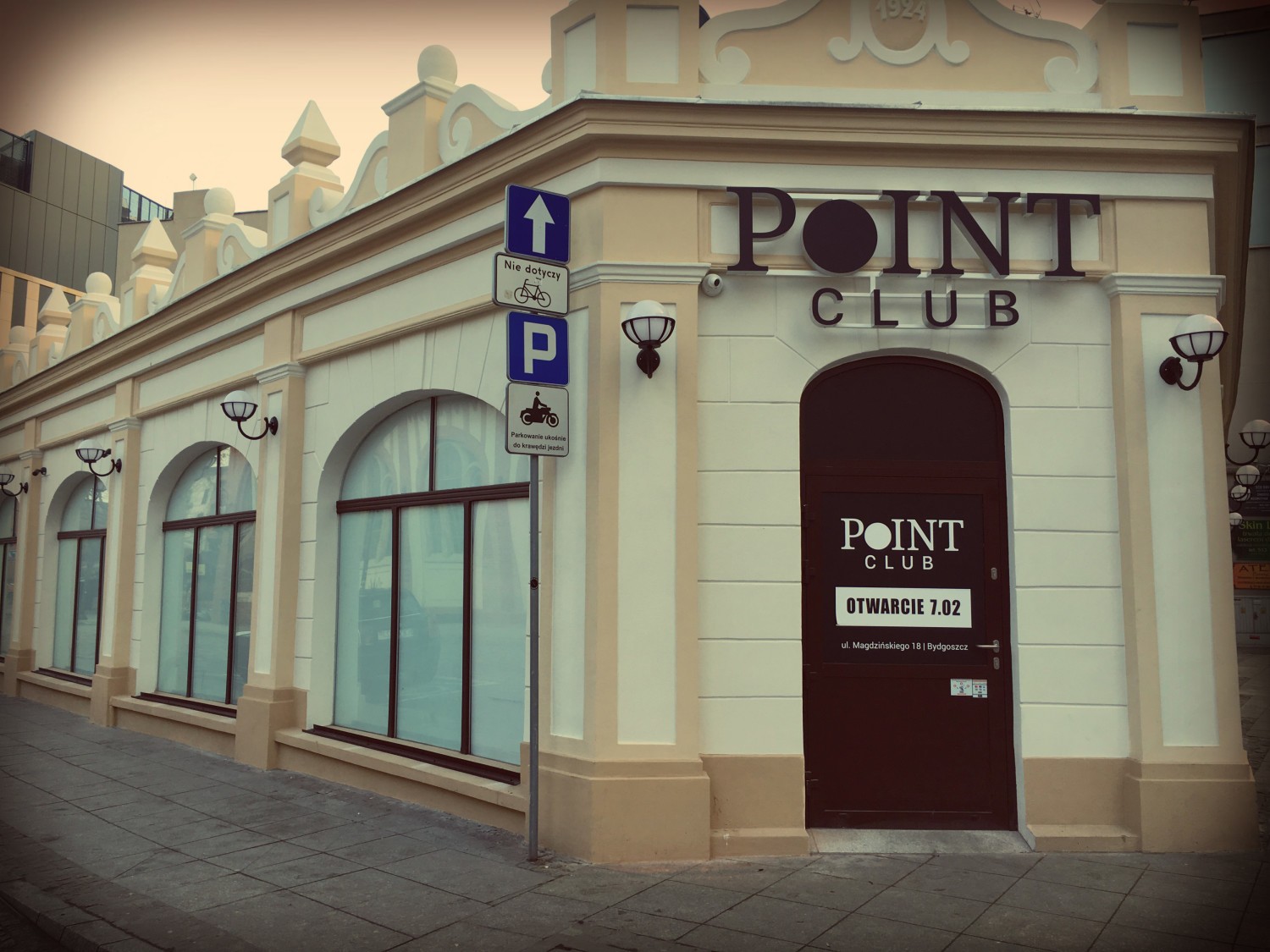Jednokondygnacyjny budynek, który znajduje się na rogu ulic Magdzińskiego i Podwale, ma ciekawą historię