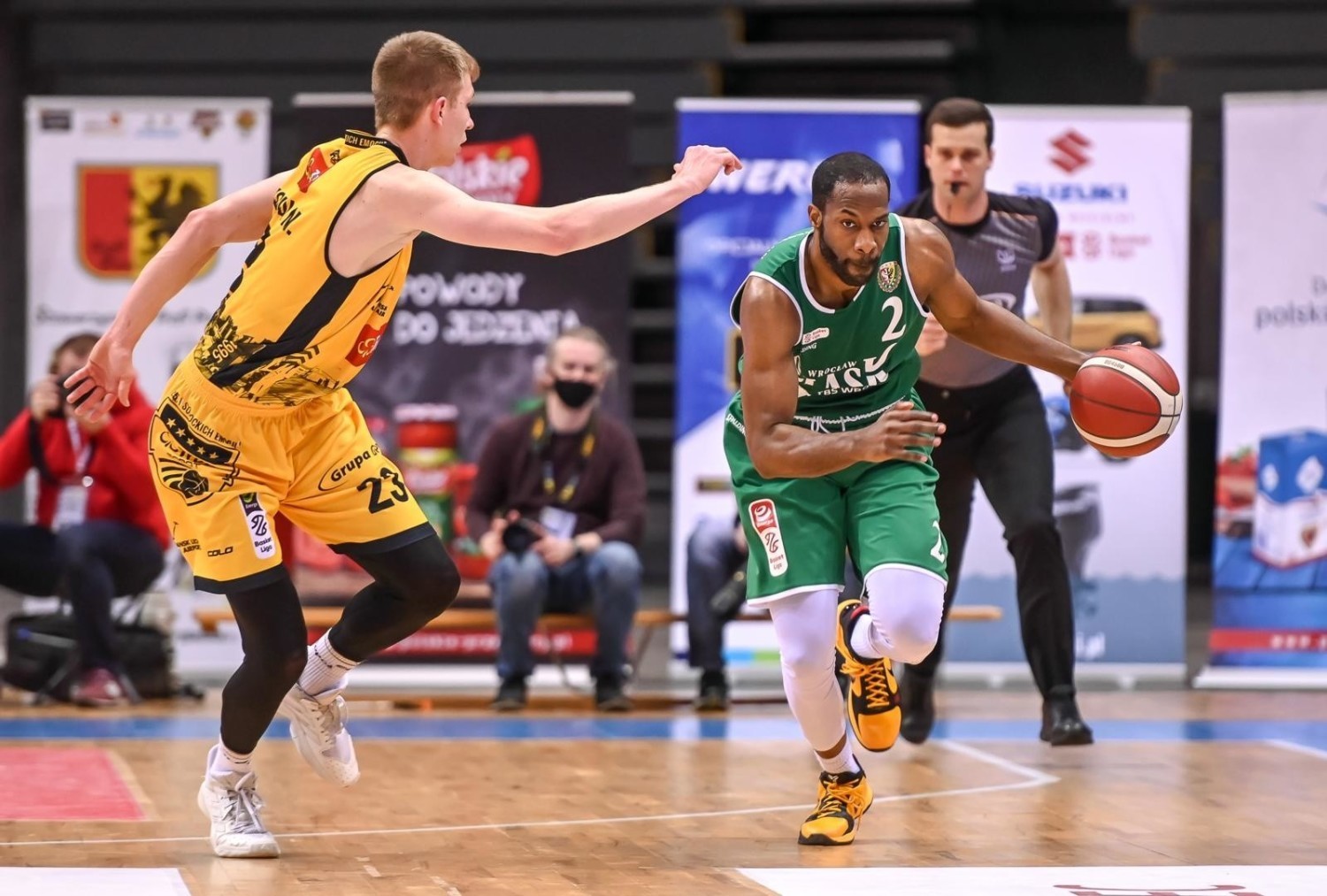 Kyle Gibson (nr 2) celnym rzutem za trzy punkty doprowadził do dogrywki w czwartym meczu z Treflem Sopot