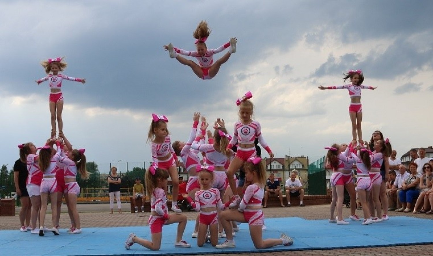 Tak "fruwają" staszowskie cheerleaderki z drużyny Pink Panthers