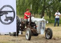 VIII Festiwal MotoRock. W Kopalinie ścigali się na zabytkowych traktorach | WIDEO