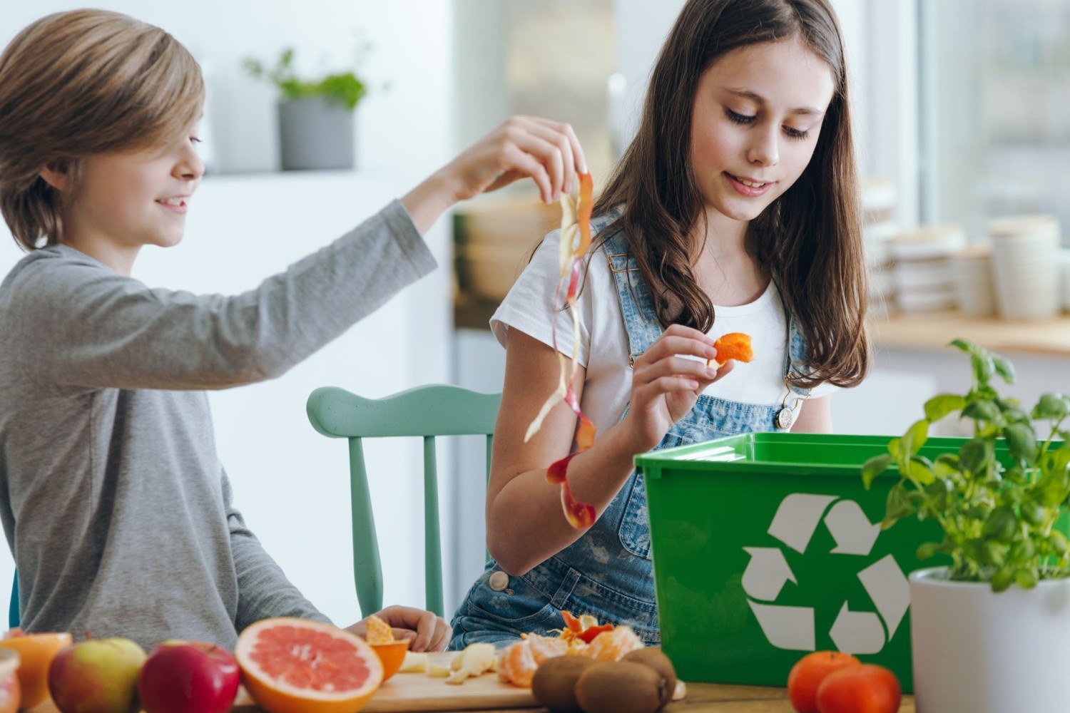 Ekologiczne podejście do życia, czyli z szacunkiem do naturalnych zasobów i otoczenia, to nie tylko sięganie po eko-żywność, organiczne kosmetyki i środki czystości, choć oczywiście takie wybory są ważne