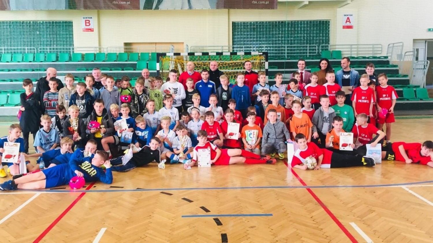 Wyniki Mikołajkowego Turnieju Piłko Nożnej w POSiR w Przemyślu:I miejsce - Szkoła Mistrzostwa Sportowego,II miejsce - Szkoła Podstawowa nr 14,III miejsce - Szkoła Podstawowa nr 11,IV miejsce - Szkoła Podstawowa nr 6,V miejsce - Szkoła Podstawowa nr 1,VI miejsce - Szkoła Podstawowa nr 15,VII miejsce - Szkoła Podstawowa nr 4,VIII miejsce - Szkoła Podstawowa nr 5