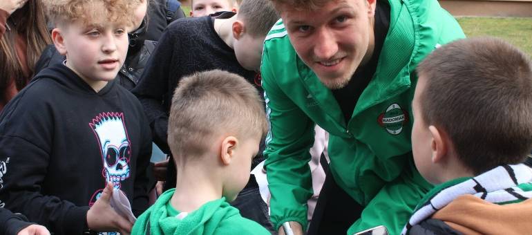 Piłkarze Radomiaka Radom odwiedzili uczniów Publicznej Szkoły Podstawowej numer 9. Czekało na nich kilkuset najmłodszych fanów!