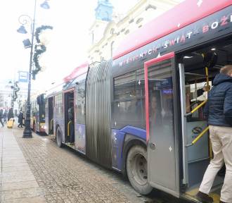 Autobus w świątecznych barwach wyjechał na ulice Warszawy. Jest nieco rozczarowujący
