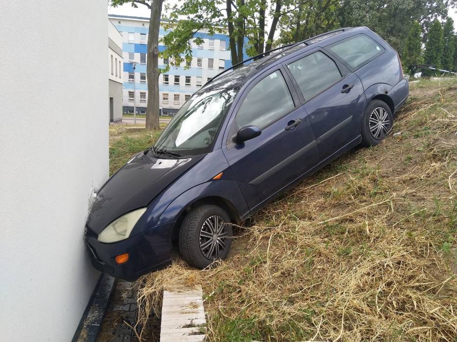 Samochód uderzył w budynek szpitala w Kielcach. Stoczył się ze skarpy