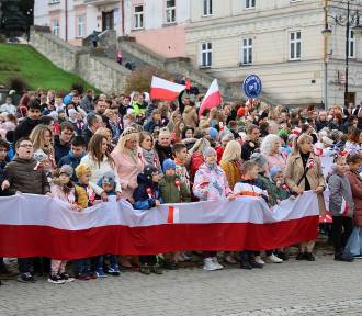 Ponad tysiąc dzieci wspólnie zaśpiewało w Przemyślu hymn Polski [ZDJĘCIA, WIDEO]