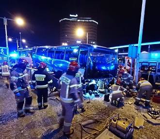 Tragedia we Wrocławiu. Autokar wjechał w przejście podziemne. Jedna osoba nie żyje 