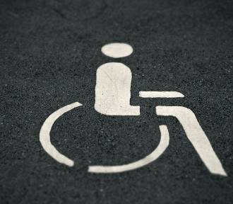 Politycy PO zaprosili niepełnosprawnych na spotkanie. Nie było tam windy