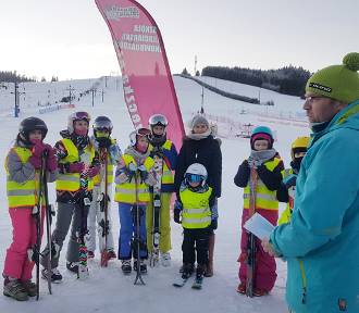 W gminie Walim uczą dzieci jazdy na nartach!