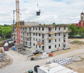 Trwa budowa bloku z mieszkaniami komunalnymi w Radomiu. Jaki stan prac? [ZDJĘCIA]