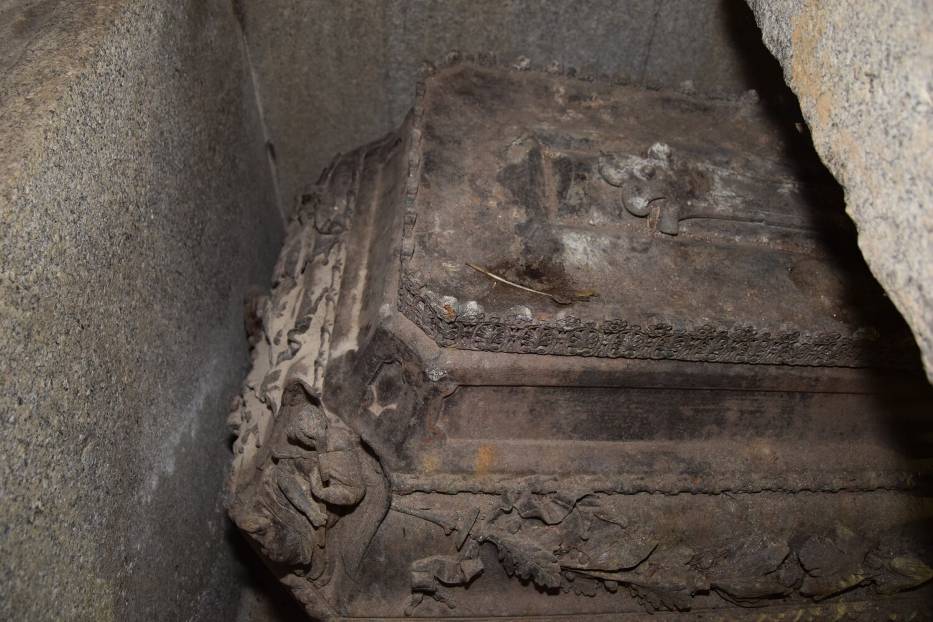 Czy kamienne sarkofagi kryją skarby? Youtuberzy wraz z naukowcami AGH badają dolnośląskie mauzoleum
