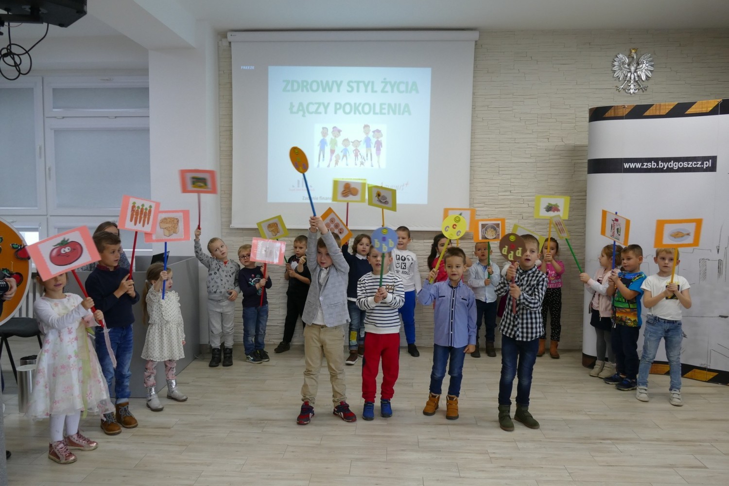 Spotkanie z seniorami w "budowlance" i odwiedziny przedszkolaków. Zdrowy styl życia połączył pokolenia