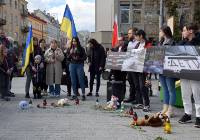 Kielce solidarne z Ukrainą. Manifestacja i minuta ciszy dla pomordowanych [ZDJĘCIA]