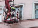 Śmiertelna ofiara pożaru na ul. Truskawieckiej w Wałbrzychu. Na miejscu pracują służby - wideo