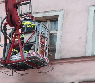 Śmiertelna ofiara pożaru w Wałbrzychu. Na miejscu pracują służby - wideo
