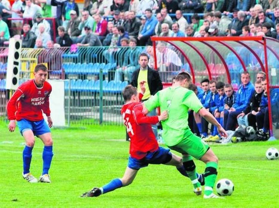 Piłkarze Rakowa (czerwone stroje) stoczyli twardy bój