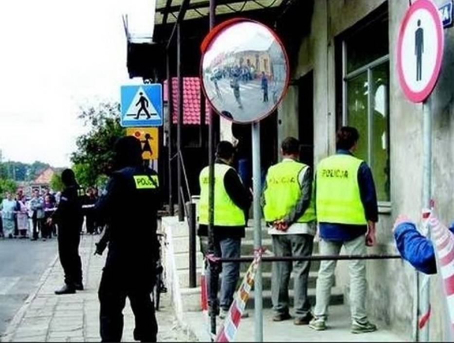 Policyjne zabezpieczanie wizji lokalnej w sklepie Dosia w Rawiczu