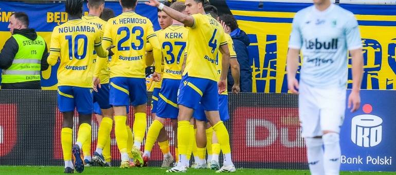 Arka Gdynia obroniła twierdzę, ale miała też trochę szczęścia. Dawid Kocyła i Kamil Jakubczyk strzelili gole w osiem minut