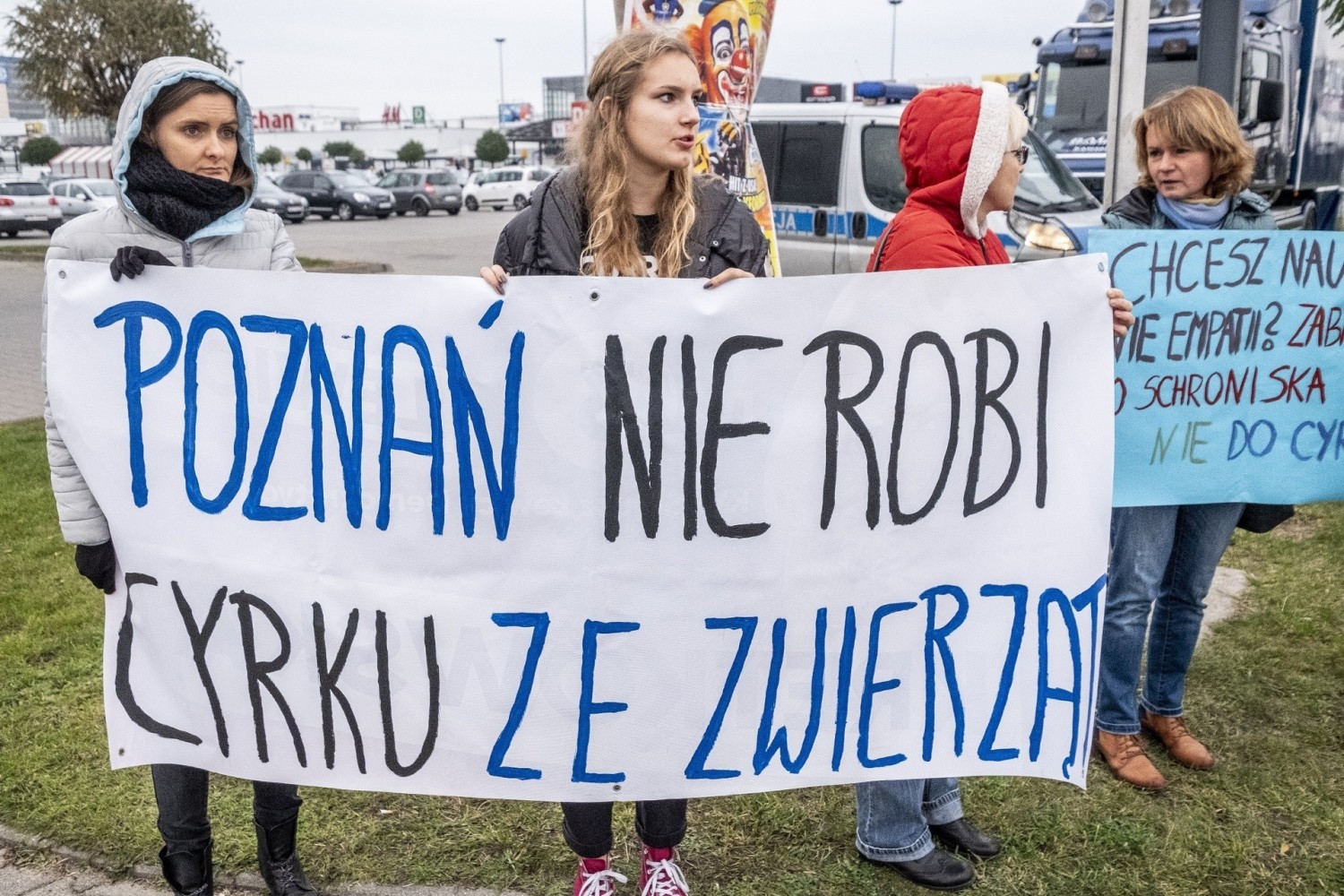 Protestujący podkreślają: „Jesteśmy zwolennikami sztuki cyrkowej reprezentowanej przez ludzi, którzy z własnej i nieprzymuszonej woli prezentują swoje umiejętności”