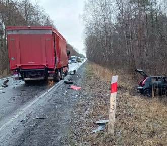 Wypadek pomiędzy Klukami a Szczercowem. Zderzyły się 3 samochody, droga zablokowana