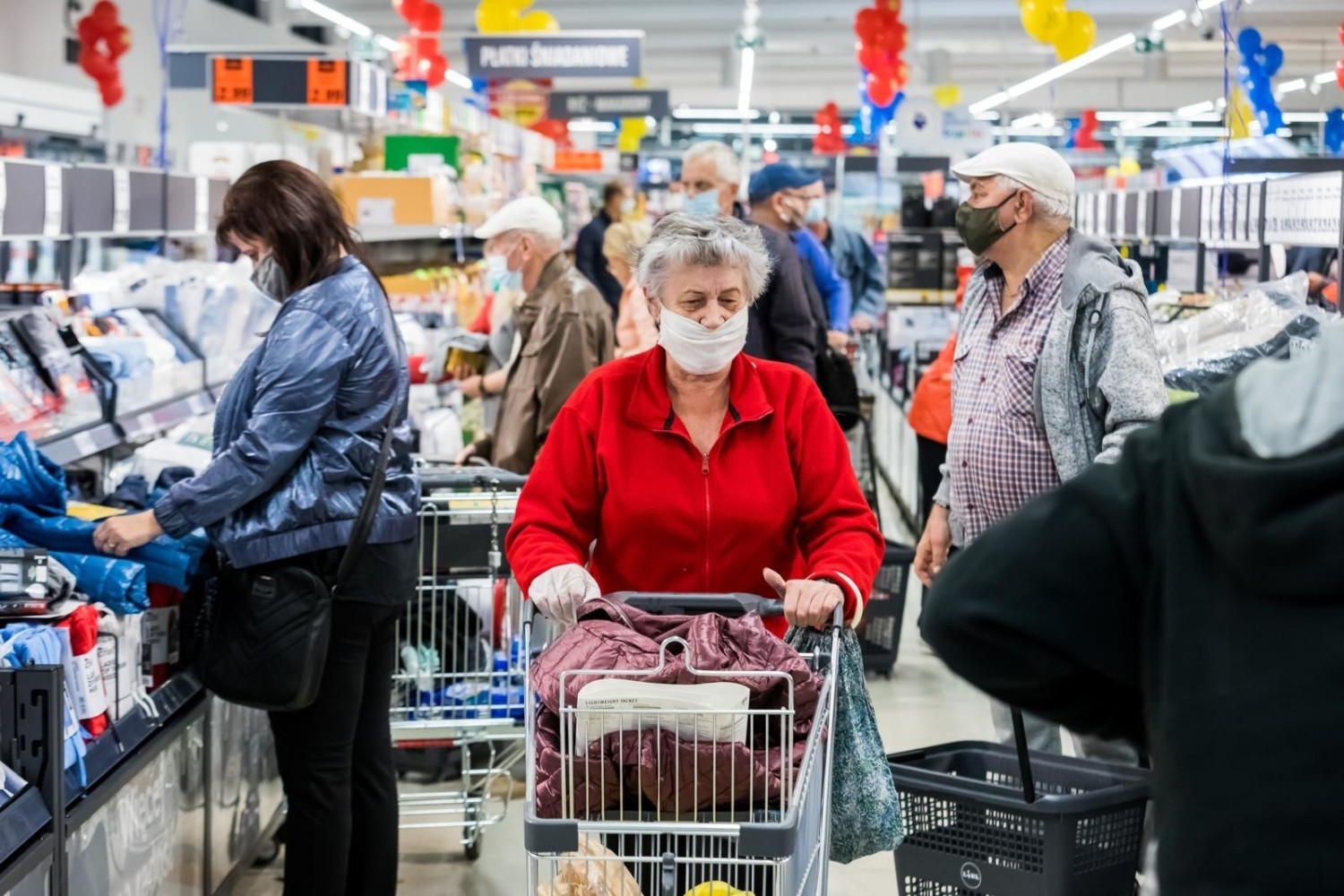Kolejne lockdowny, restrykcje, nowe zasady bezpieczeństwa oraz czasowe zamknięcia niektórych obiektów sprawiły, że sieci handlowe musiały w błyskawicznym tempie podejmować decyzje i dostosowywać się do nowych zasad