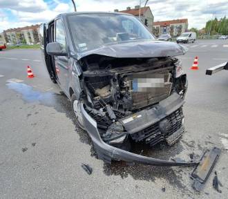 Zderzenie na wrocławskim Jagodnie. Bus uderzył w samochód dostawczy