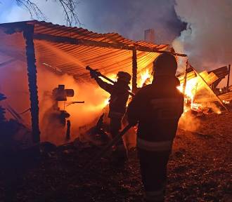 Pożar stolarni gaszono dziś w nocy w gminie Dalików ZDJĘCIA