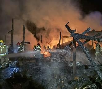 Pożar zabudowań gospodarczych w Kłudzicach. Aktualizacja ZDJĘCIA