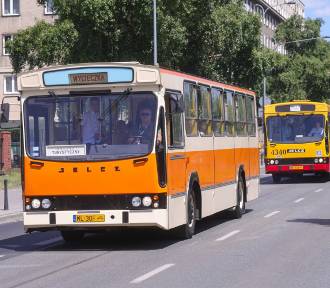 Kolorowa parada autobusów w Warszawie. Na ulicach miasta kultowe ikarusy i "ogórki"