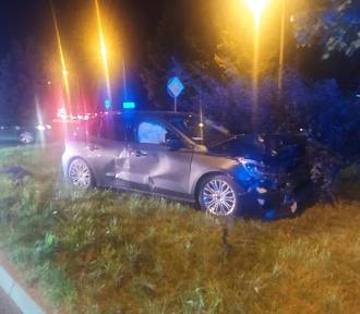 Na skrzyżowaniu w Radomiu zderzyły się  samochody. Dwie osoby ranne 