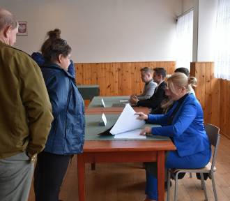 W gminie Brzeziny trwa druga tura wyborów samorządowych. ZDJĘCIA