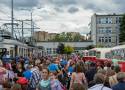 Kraków. Tłumy w zajezdni tramwajowej MPK Podgórze. To był wyjątkowy Dzień Dziecka – z kierowaniem 40-tonowym tramwajem i kursem przez myjnię