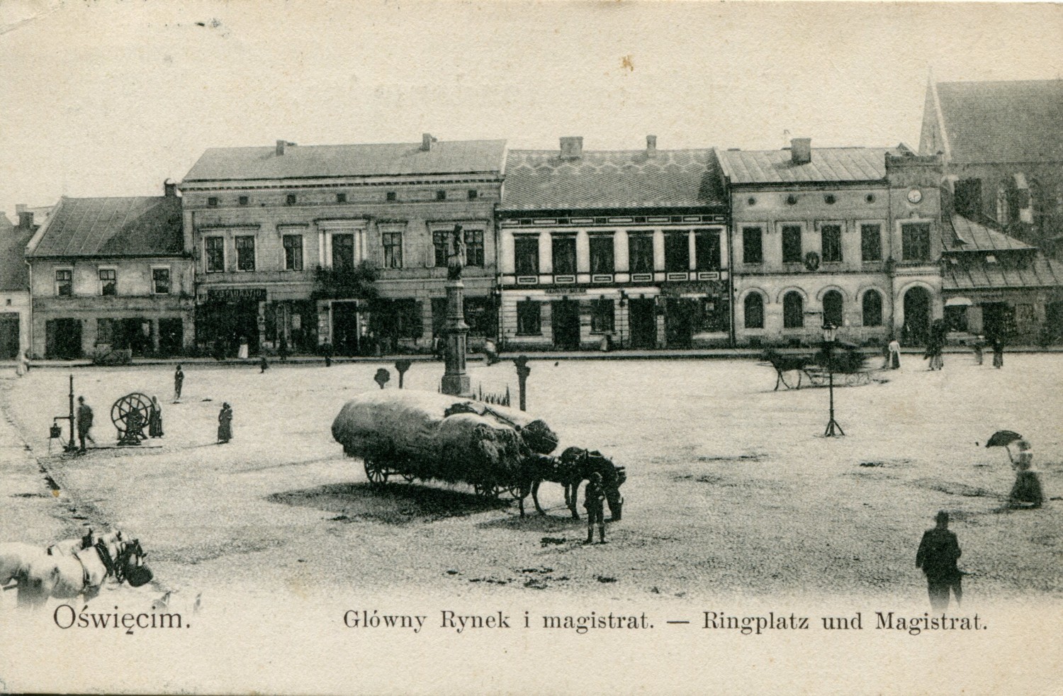 Wozy z towarami przywożonymi przez chłopów z okolic Oświęcimia to był stały obrazek na Rynku, jak na tym zdjęciu z 1904 roku
