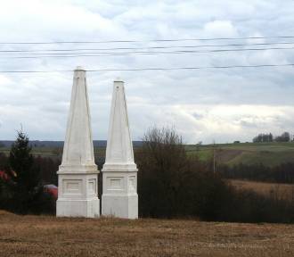Majestatycznie obeliski bramne w Wożuczynie. Wyglądają pięknie i… trochę dziwnie  