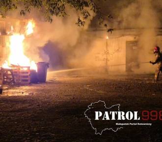 Groźny pożar w Krakowie. W nocy na Ruczaju płonęły lokale usługowe
