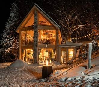 Klimatyczna chata w głębi lasu. Tam można poczuć się jak w Narnii!