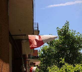 Dzień Flagi Rzeczypospolitej Polskiej 2024 w Olkuszu. Mieszkańcy wywiesili flagi 