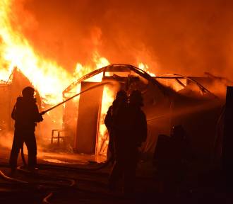Nocny pożar w Czaczu. Paliły się tunele, w których sprzedawane były sprzęty używane