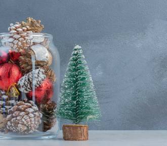 Świąteczne stroiki w szkle za grosze. Najładniejsze dekoracje DIY – galeria pomysłów!