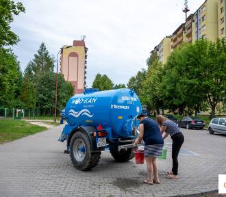 Awaria wodociągowa na osiedlu Dolnośląskim w Bełchatowie. Podstawiono tam beczkowóz