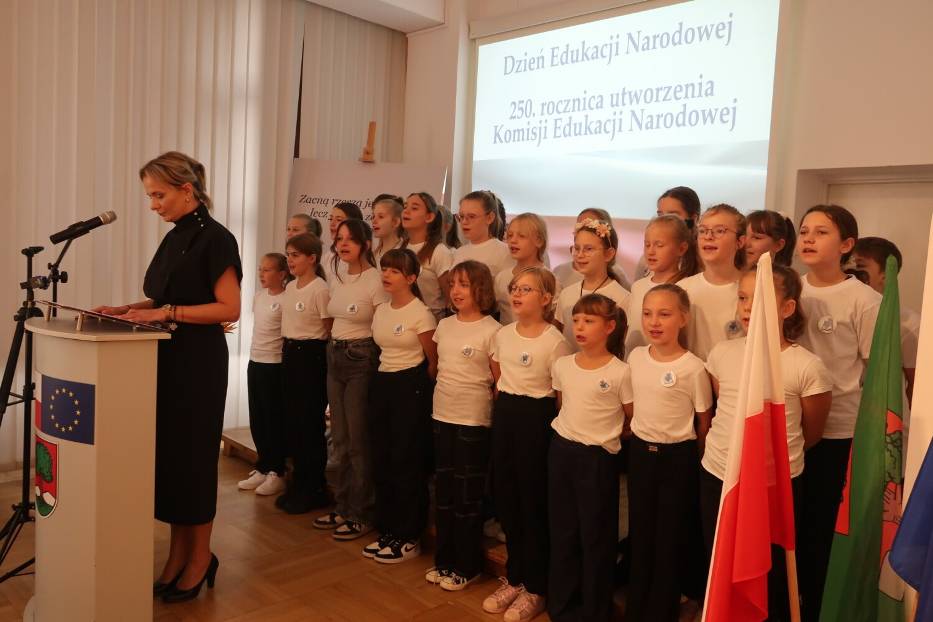 Miejskie obchody Dnia Edukacji Narodowej 2023 w Wałbrzychu. Nauczyciele i dyrektorzy z nagrodami - zdjęcia i lista