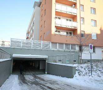 Lokatorka bloku w Rzeszowie: Przez otwartą bramę do garażu mam zimno w mieszkaniu