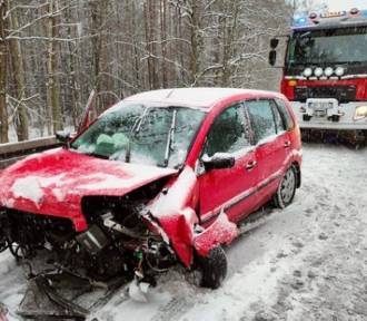 Wypadek na DK 10 na trasie Bydgoszcz - Toruń. W autach było dwoje dzieci [zdjęcia]