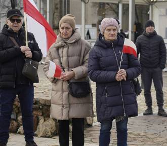 Protest Wolnych Polaków w Olkuszu. Zwolennicy PiS manifestowali na Rynku 